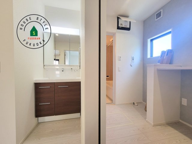 糟屋郡粕屋町長者原東7丁目第2-2棟（2号棟）の内観：施工例|ゆとりの洗面スペースで朝の身支度もスムーズに。暮らしを快適に変えるシャワー付洗面台です！