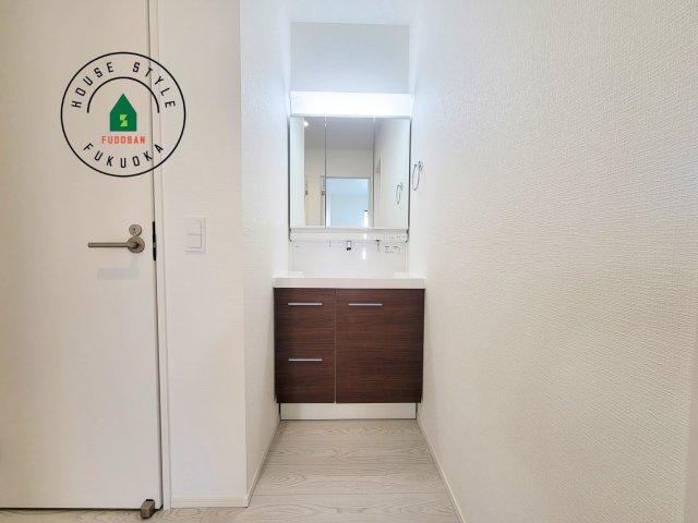 糟屋郡粕屋町長者原東7丁目第2-2棟（2号棟）の内観：施工例|毎日使うものだから清潔な空間を保ちたい水回り。洗面にはそんな願いを解消させてくれる収納アイデアが満載です。三面鏡の裏側にはキャビネットが現れ小物から背の高い物まで収納できます。