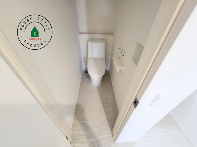 糟屋郡粕屋町長者原東7丁目第2-2棟（2号棟）の内観：施工例|温水洗浄便座を完備しております。2ヶ所にトイレがあるのは朝の慌ただしい時間も安心です。