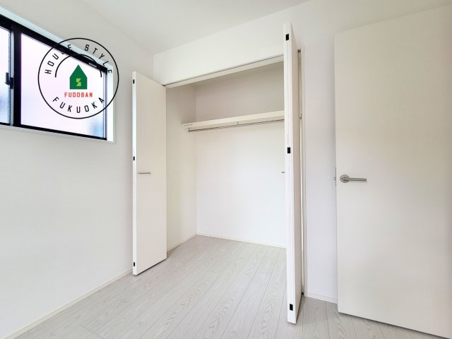 糟屋郡粕屋町長者原東7丁目第2-2棟（2号棟）の内観：施工例|洋服や大きな荷物が多い方や人数の多いご家族などは、一般的なクローゼットよりもウォークインクローゼットのほうが使い勝手が良いです。