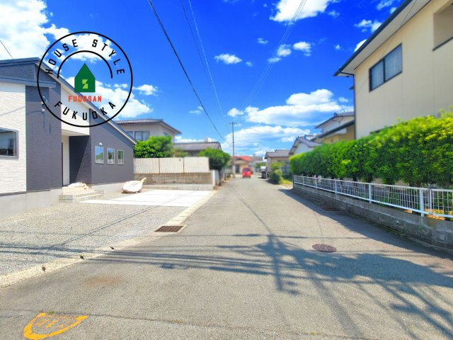 糟屋郡粕屋町長者原東7丁目第2-2棟（2号棟）の外観：施工例|前面道路は閑静な住宅地をはしる車通りの少ない道路。お車の出し入れが苦手なママや小さなお子様にも安心ですね。しっかり舗装もされているので、ベビーカーや自転車で通っても快適に通行できます。