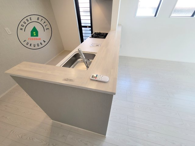 糟屋郡粕屋町長者原東7丁目第2-2棟（2号棟）の内観：施工例|キッチンから立ち込める香りが今日の料理を期待させます。