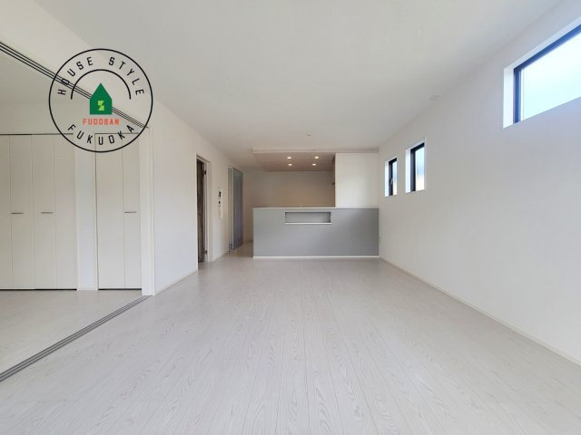 糟屋郡粕屋町長者原東7丁目第2-2棟（2号棟）の内観：施工例|ご家族を近くに感じられる対面キッチンのLDK。会話もはずみそうですね。