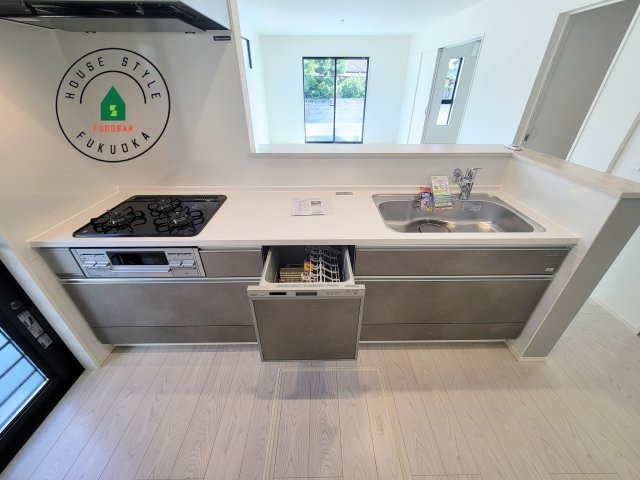 糟屋郡粕屋町長者原東7丁目第2-2棟（2号棟）の内観：施工例|キッチン。グリル・食器洗い乾燥機・浄水器も完備。