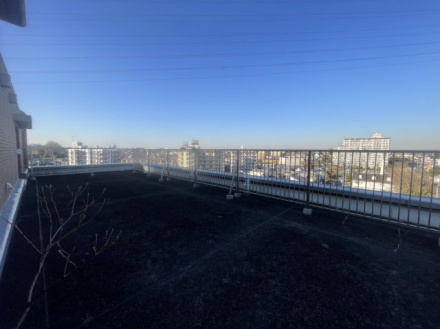 デュオコート南浦和彩の杜のバルコニー|とても広いルーフバルコニーです　ここで何をしようか考えるとワクワクしますね