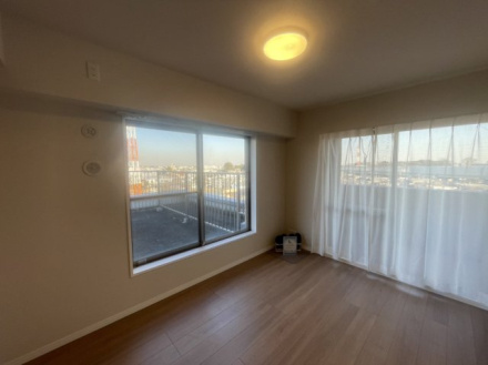 デュオコート南浦和彩の杜の洋室|リビング隣接の洋室６帖　ルーフバルコニーと南東側バルコニーの両方に出られます