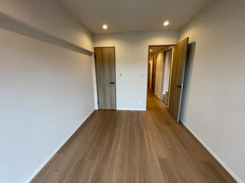 ライオンズマンション西川口第六の洋室|落ち着いた色調の洋室です