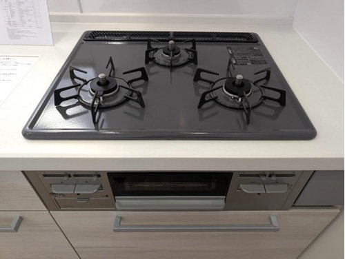 クラーク春日部壱番館のキッチン|三口コンロです