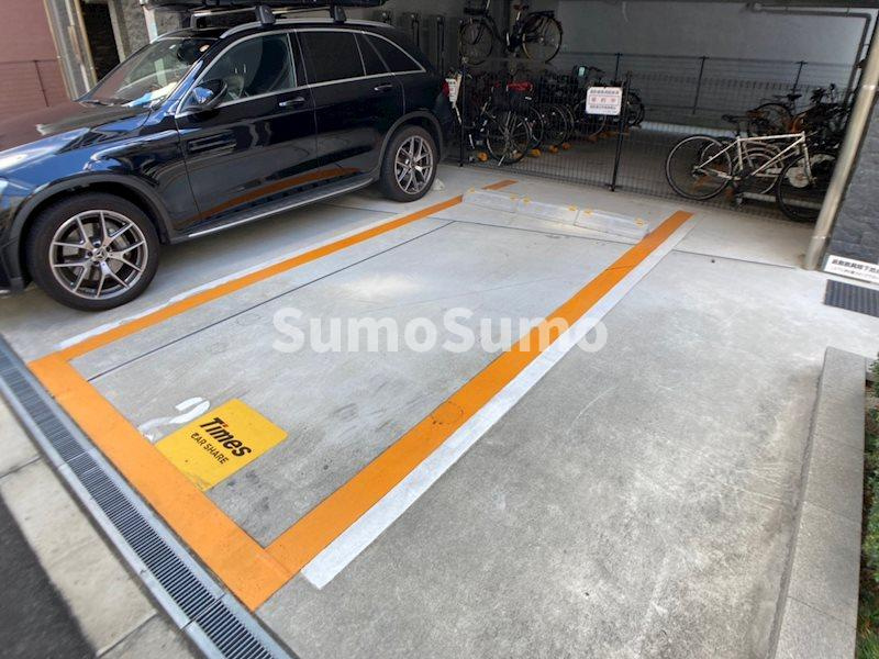 アドバンス難波レーヴの駐車場