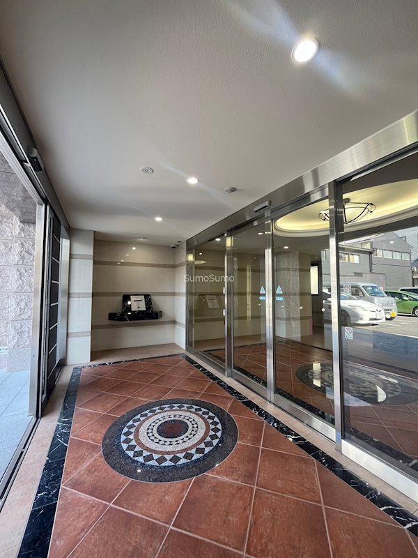 Luxe難波WESTのエントランス|建物の内部です
