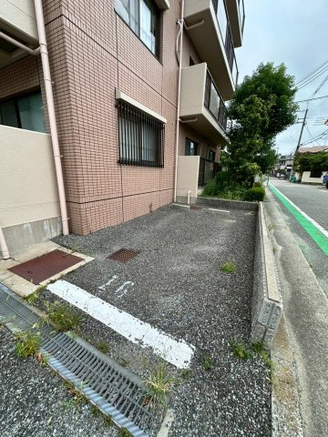 アベニールの駐車場