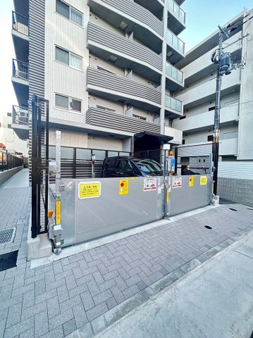 アプリーレ三宮イーストの駐車場