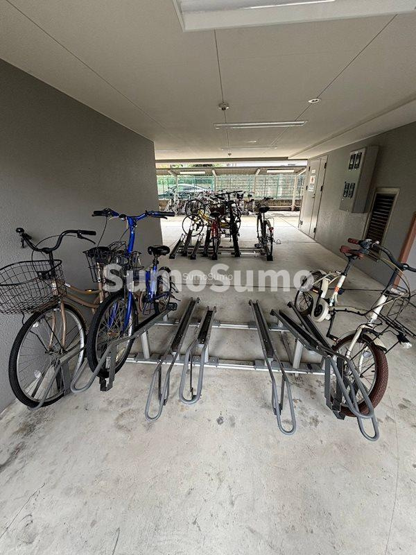 アドバンス難波南の駐車場