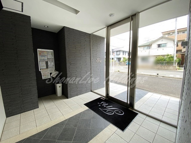 大和市渋谷８丁目の賃貸マンションのエントランス