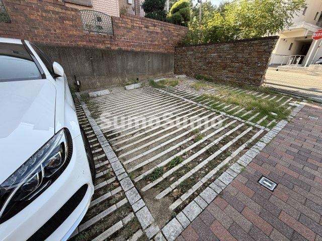 LaLaBrezza芦屋翠ケ丘の駐車場|車をお持ちの方に嬉しい駐車場付きの物件です