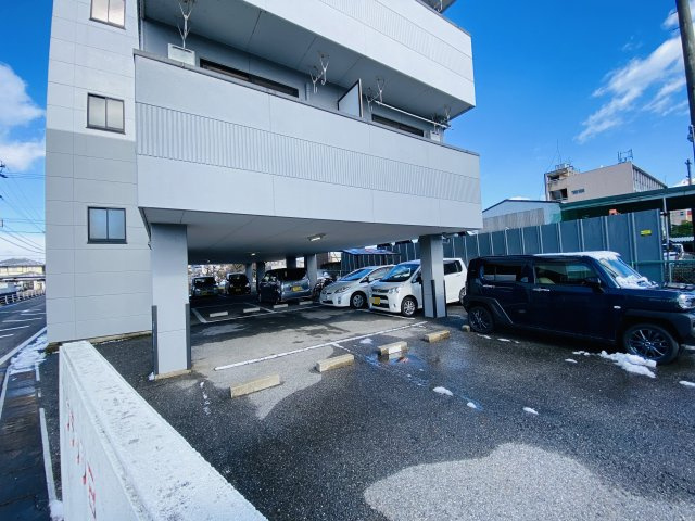 大垣市枝郷2丁目　フラッツB棟の駐車場|建物1階駐車場部分