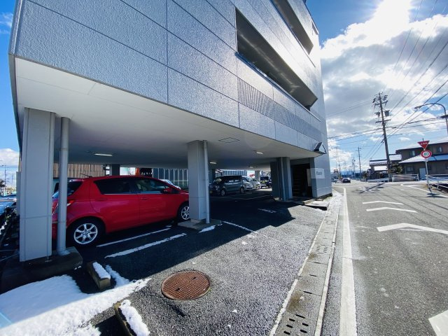 大垣市枝郷2丁目　フラッツB棟の駐車場|建物1階駐車場部分
