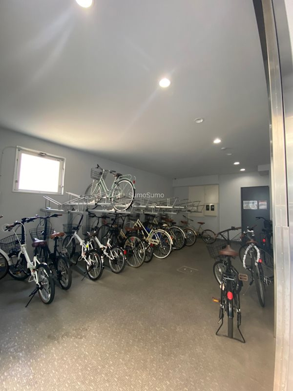MONOLITHの駐車場