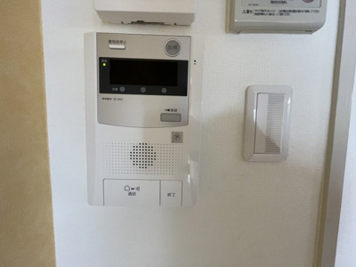 【セキュリティ】 | ロイヤルハイツ菅原 | モニター付きインターホンで安心です。