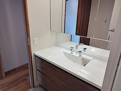 【洗面所】 | サーパス南方レジデンス | 三面鏡付き洗面化粧台　※内装工事前