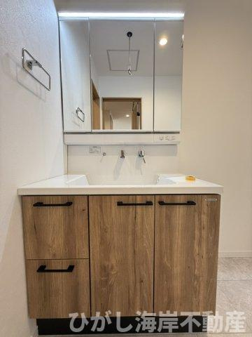 茅ヶ崎市菱沼１丁目　新築戸建の独立洗面台|三面鏡化粧台