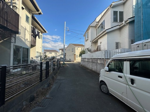 茅ヶ崎市菱沼１丁目　新築戸建の前面道路含む現地写真|1月29日撮影　建築中　現地外観