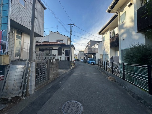 茅ヶ崎市菱沼１丁目　新築戸建の前面道路含む現地写真|1月29日撮影　建築中　現地外観