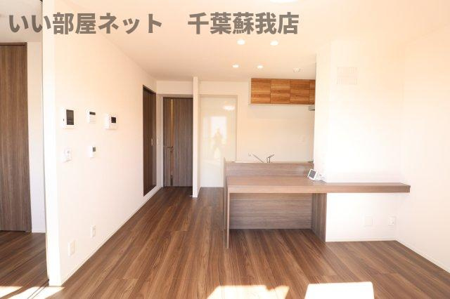フォレストウッド　A棟の居間・リビング|こちらのリビングで趣味の時間をお楽しみください