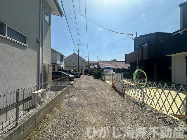 茅ヶ崎市矢畑　新築戸建　全４棟の前面道路含む現地写真|4月16日撮影　建築中　現地外観