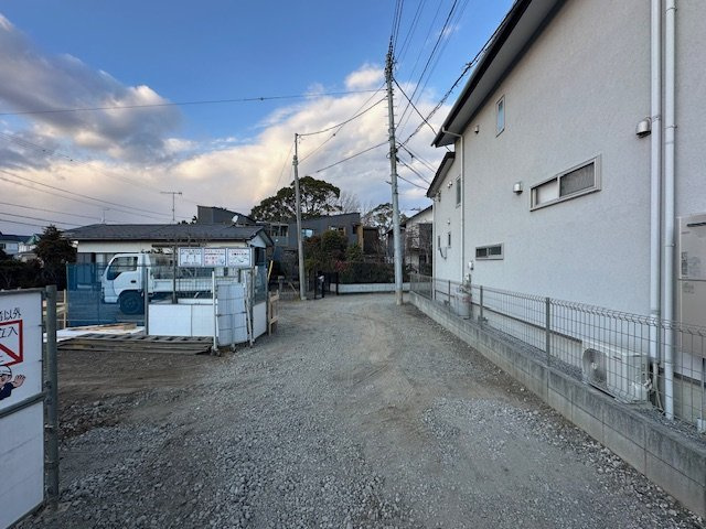 茅ヶ崎市矢畑　新築戸建　全４棟の前面道路含む現地写真|2月2日撮影　建築中　現地外観