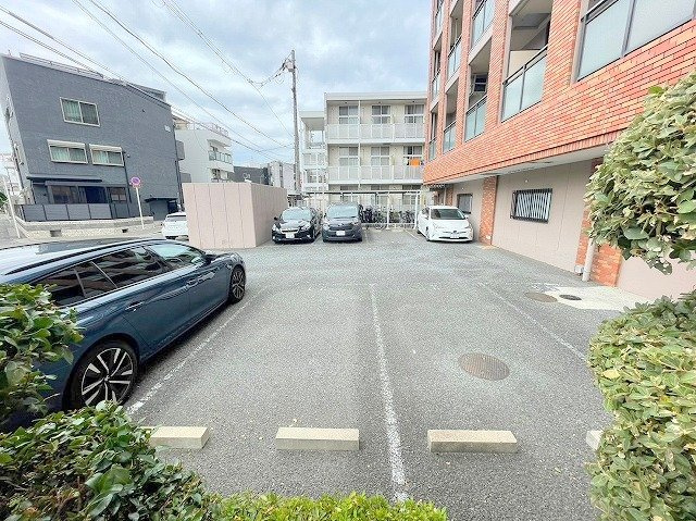 第12髙光マンションの駐車場