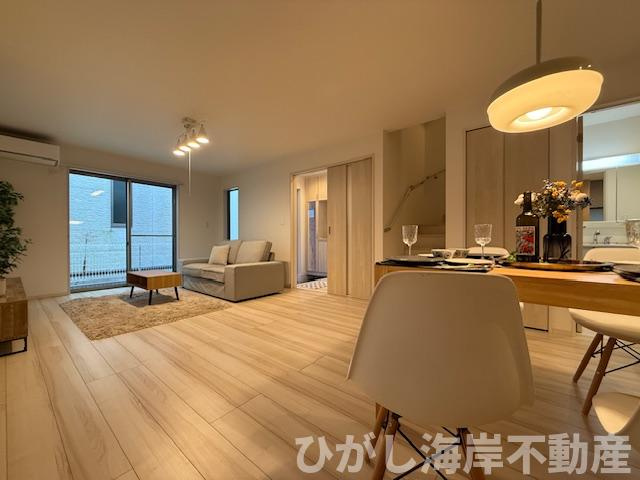 茅ヶ崎市室田1丁目　中古戸建の居間・リビング|新規リフォーム完了！　20.5帖　LDK