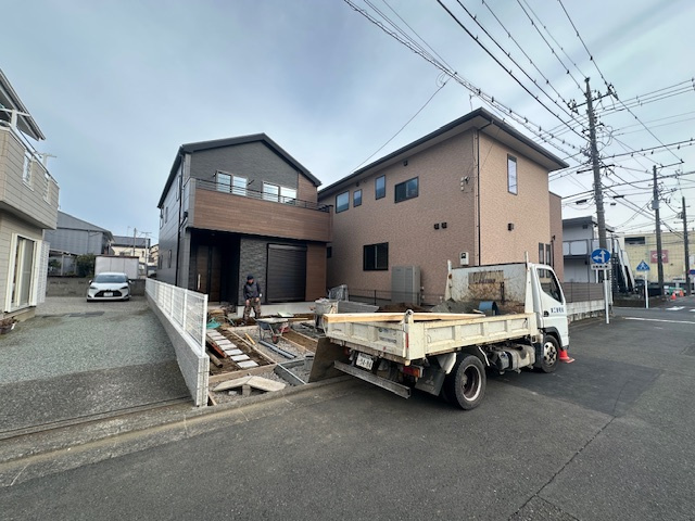 平塚市老松町　新築戸建の前面道路含む現地写真|1月26日撮影　外構工事中　現地外観