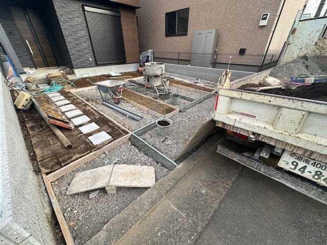 平塚市老松町　新築戸建の駐車場|1月26日撮影　外構工事中　現地外観