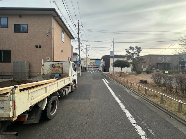 平塚市老松町　新築戸建の前面道路含む現地写真|1月26日撮影　外構工事中　現地外観