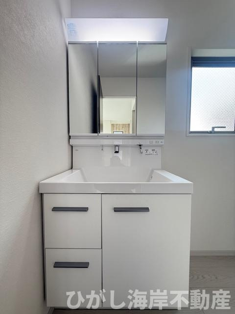 平塚市平塚2丁目　新築戸建の独立洗面台|三面鏡化粧台