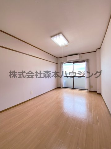 【洋室】 | 　プライムコート | 明るい洋室です