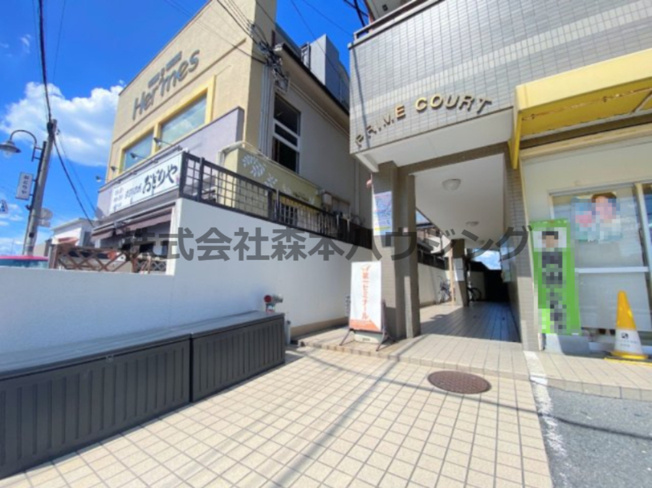 【エントランス】 | 　プライムコート | 落ち着いたエントランスです