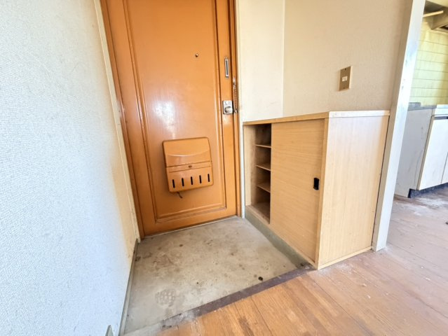 大垣市枝郷2丁目　フラッツA棟の玄関|こちらは例として303号室（修繕前）の画像になります。