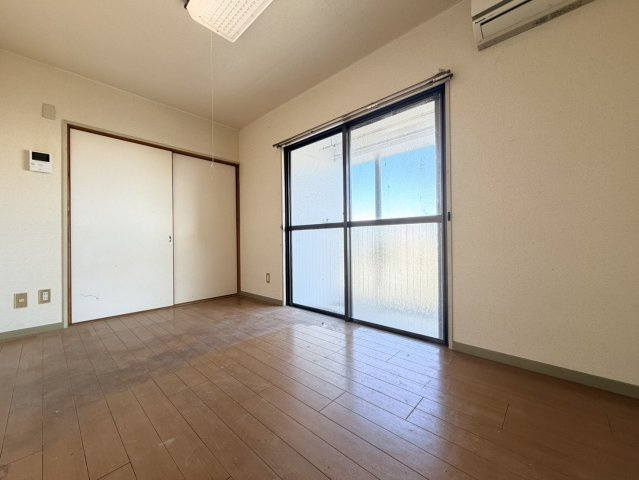 大垣市枝郷2丁目　フラッツA棟の洋室|こちらは例として303号室（修繕前）の画像になります。