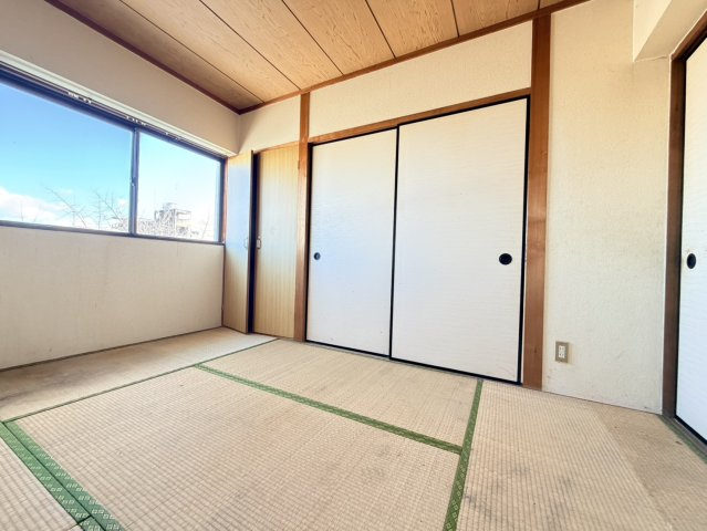 大垣市枝郷2丁目　フラッツA棟の和室|こちらは例として303号室（修繕前）の画像になります。