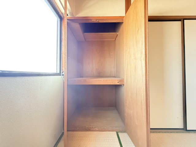大垣市枝郷2丁目　フラッツA棟の収納|こちらは例として303号室（修繕前）の画像になります。