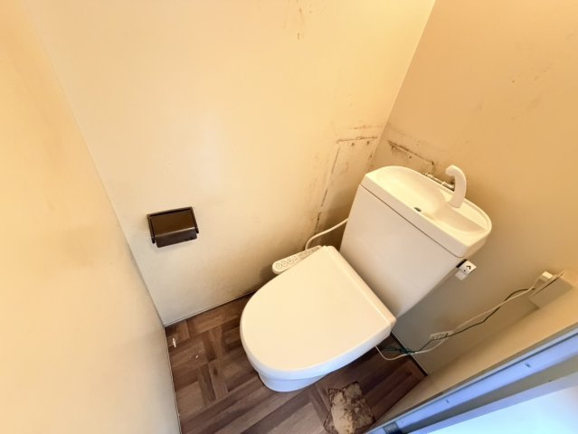 大垣市枝郷2丁目　フラッツA棟のトイレ|こちらは例として303号室（修繕前）の画像になります。