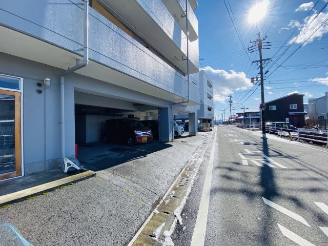 大垣市枝郷2丁目　フラッツA棟の駐車場|建物1階駐車場部分