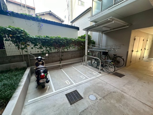 エスリード阿波座プライムコートの駐車場