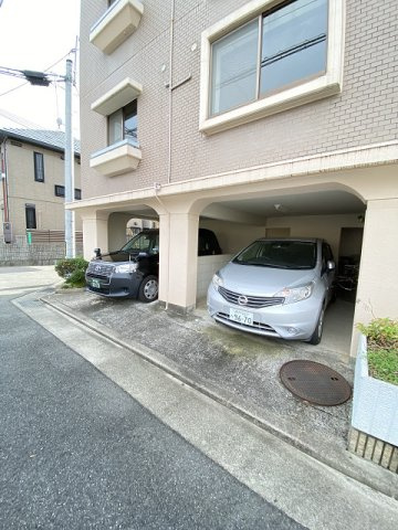 エクレール塚口の駐車場