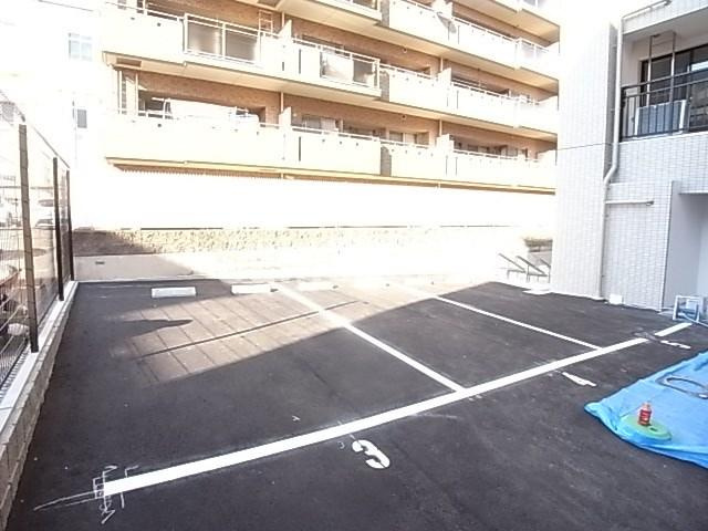 SDグランツ神戸ウエストの駐車場|車をお持ちの方に嬉しい駐車場付きの物件です