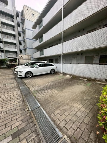 ウエスターレジデンス甲子園口プラウの駐車場