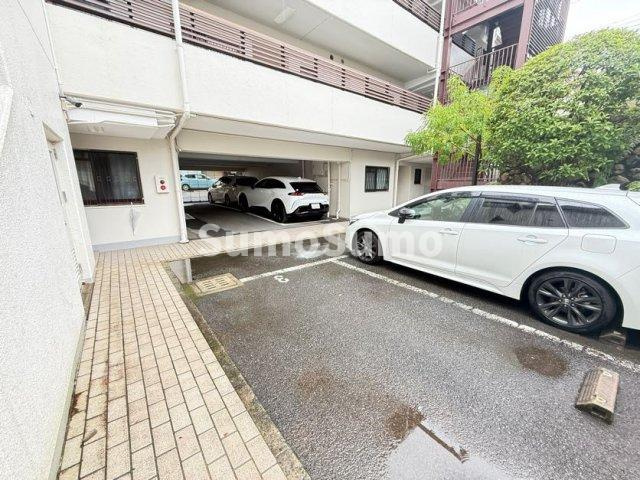 ウェルシー岡本の駐車場
