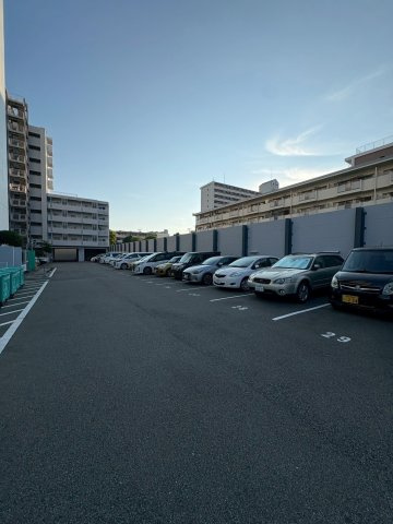 ウイング神戸の駐車場|カースペースがあります